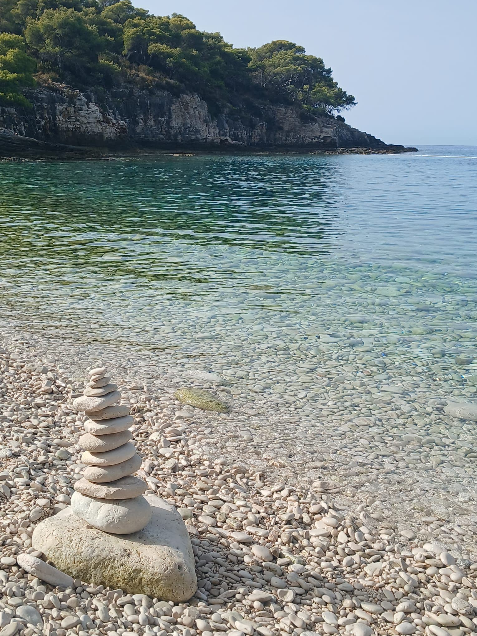 Cairn de galets sur une plage, symbole d'équilibre