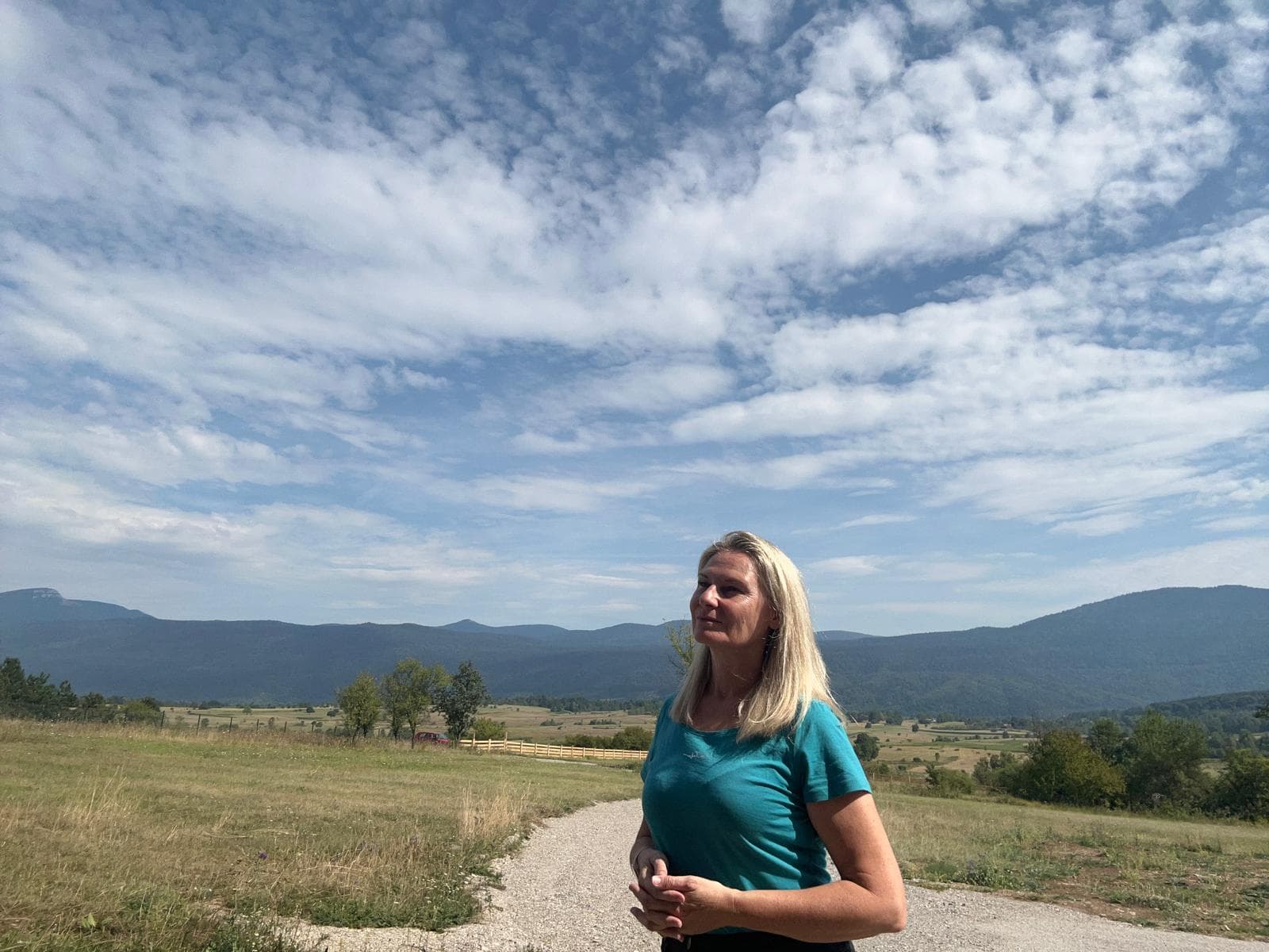 Sandrine Friscia en pleine nature, face aux montagnes
